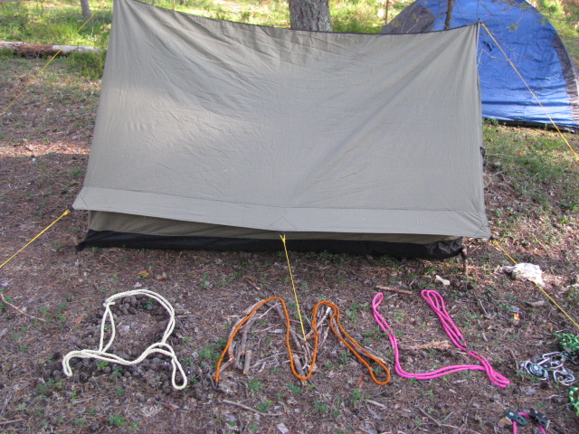 У палатки